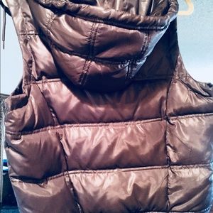 Hooded down vest. Unisex.